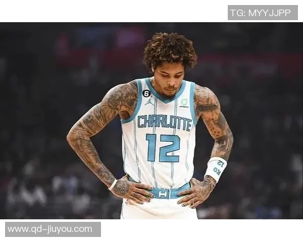 乌布雷与班凯罗体重差异明显却在场上展现顽强对抗精神 乌布雷与班凯罗体重差异明显却在场上展现顽强对抗精神