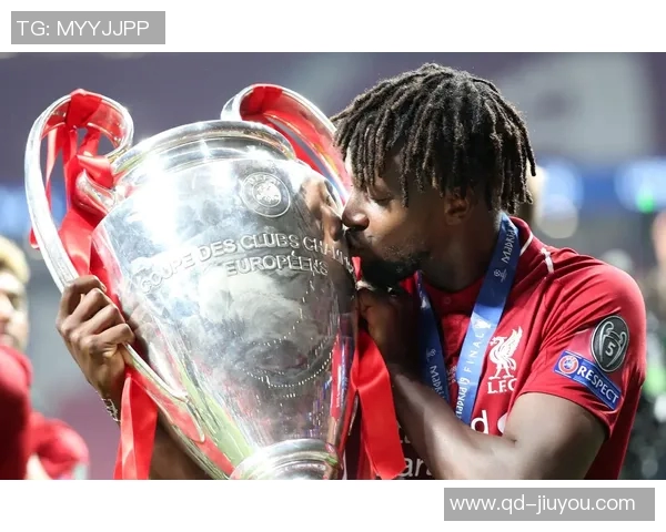 德里欧赛后高举欧冠MVP奖杯庆祝对利物浦的精彩表现与进球荣耀