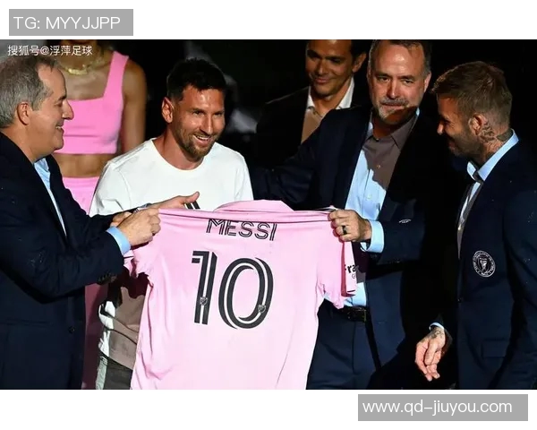 布斯克茨携妻儿共庆退役仪式迈阿密球迷齐聚致敬