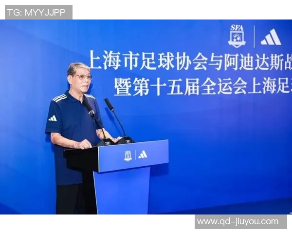 吕文君分享夺冠喜悦与恩师徐根宝合影重温崇明足球情怀